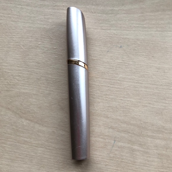 Eyebrow trimmer - Picture 1 of 4